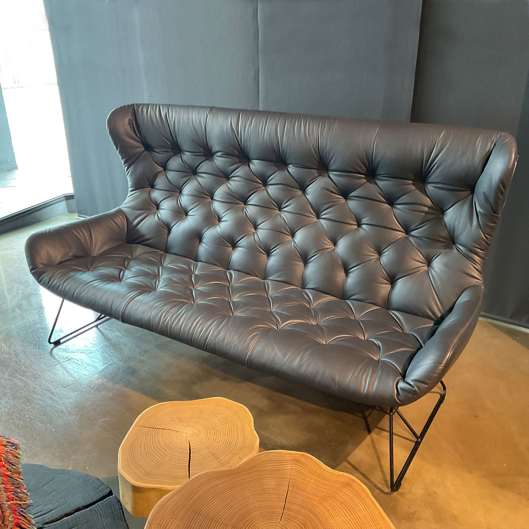 Sofa Leya Wingback Couch aus Leder in Grau